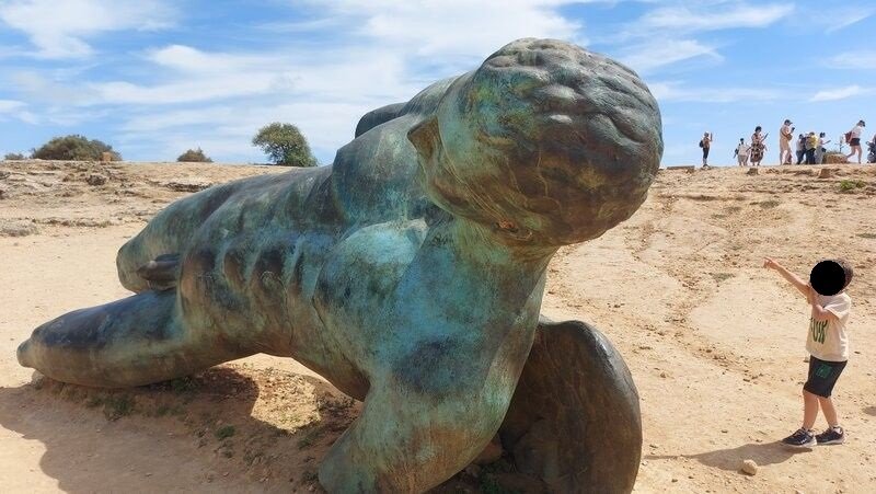 La scultura in bronzo di Icaro Caduto realizzata dallo sculture Igor Mitoraj