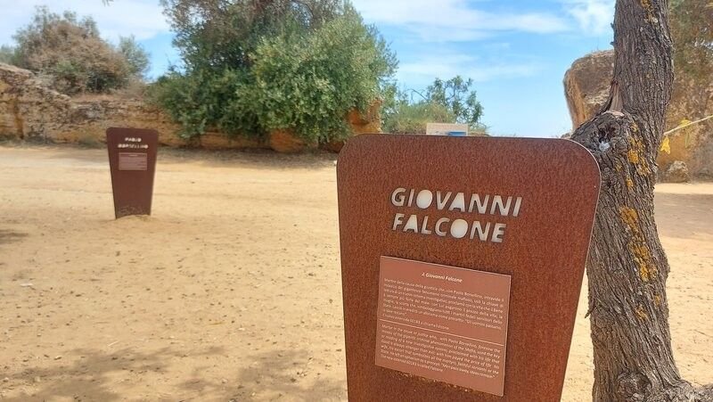 Le targhe dedicate ai giudici Falcone e Borsellino