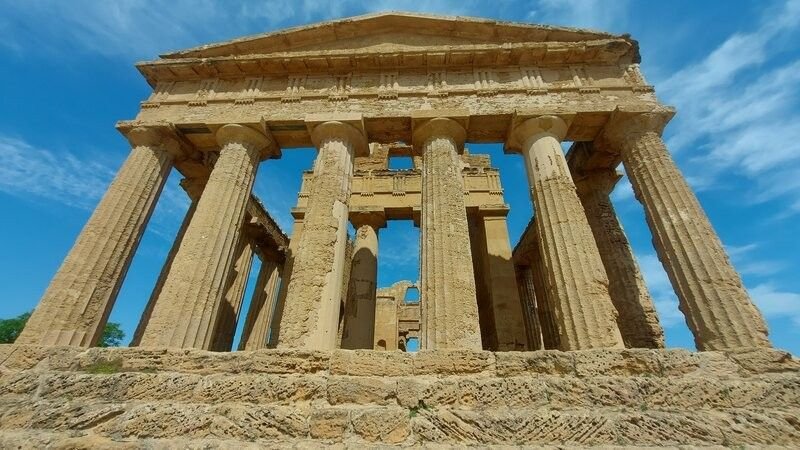 Veduta frontale del Tempio della Concordia presso la Valle dei Templi di Agrigento