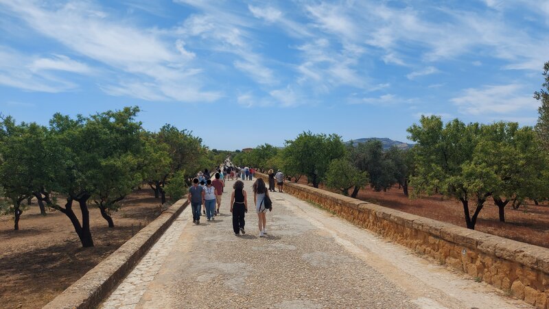 La strada per raggiungere il Il Giardino della Kolymbethra nella Valle dei Templi di Agrigento