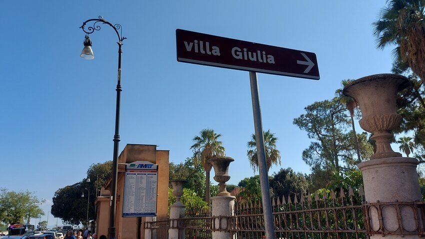 Cartello in Via Lincoln che indica la direzione per Villa Giulia