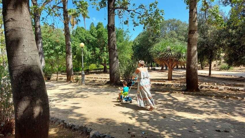 Una mamma a passeggio con un bambino in uno dei vialetti di Villa Giulia