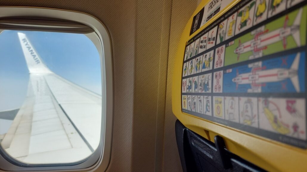 Il finestrino di un aereo Ryanair per parlare delle 17 nuove rotte per l'inverno 2026
