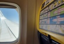 Ryanair amplia i voli in Sicilia: 17 nuove rotte e 88 collegamenti per l’inverno 2026 Il finestrino di un aereo Ryanair per parlare delle 17 nuove rotte per l'inverno 2026