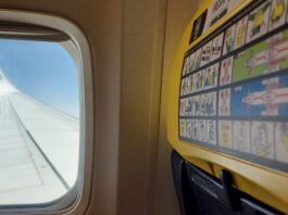 Ryanair amplia i voli in Sicilia: 17 nuove rotte e 88 collegamenti per l’inverno 2026 Il finestrino di un aereo Ryanair per parlare delle 17 nuove rotte per l'inverno 2026