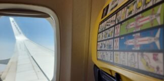 Ryanair amplia i voli in Sicilia: 17 nuove rotte e 88 collegamenti per l’inverno 2026 Il finestrino di un aereo Ryanair per parlare delle 17 nuove rotte per l'inverno 2026
