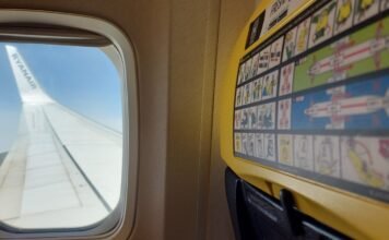 Ryanair amplia i voli in Sicilia: 17 nuove rotte e 88 collegamenti per l’inverno 2026 Il finestrino di un aereo Ryanair per parlare delle 17 nuove rotte per l'inverno 2026