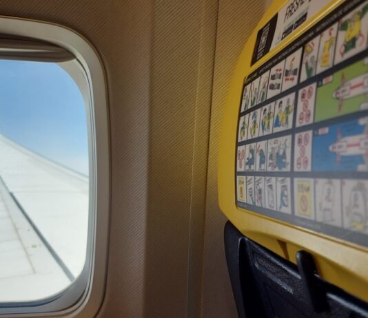 Ryanair amplia i voli in Sicilia: 17 nuove rotte e 88 collegamenti per l’inverno 2026 Il finestrino di un aereo Ryanair per parlare delle 17 nuove rotte per l'inverno 2026